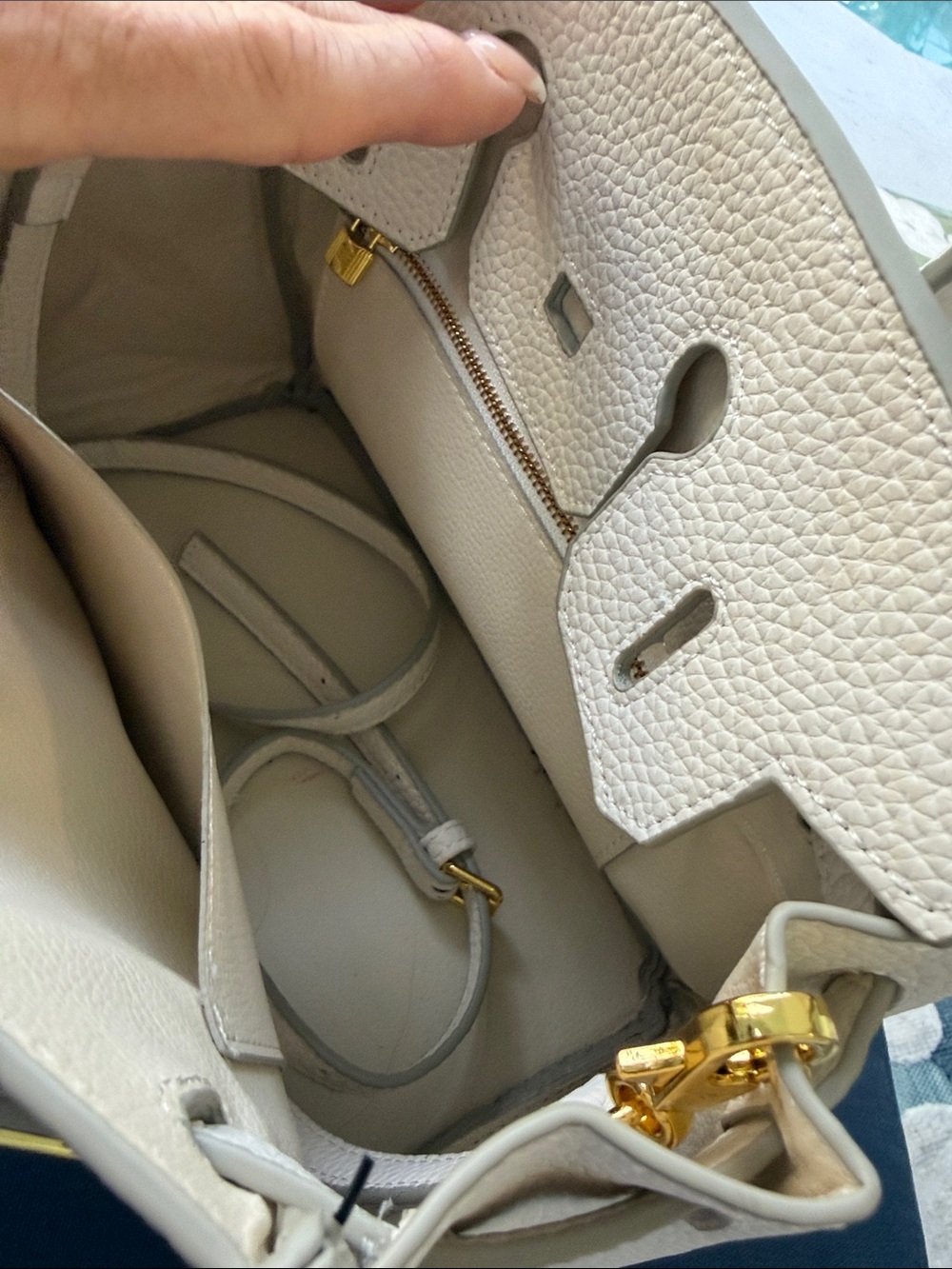 Luxury Cream Satchel Handbag with Gold Hardware - Picture 3 of 4